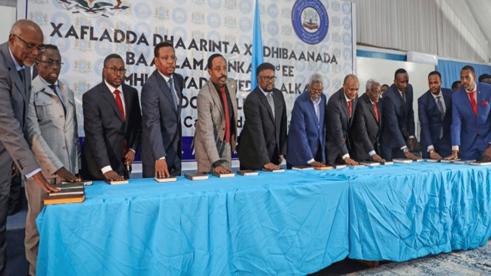 المشرعون المنتخبون حديثًا في الصومال يؤدون اليمين في 14 نيسان\ أبريل 2022