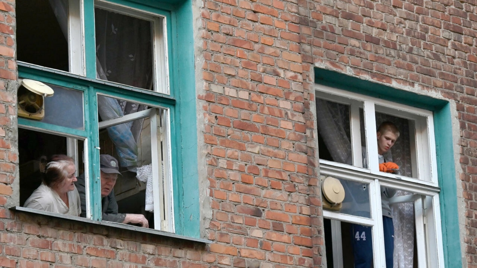 سكان في مدينة خاركيف الأوكرانية أمام نوافذهم المكسرة بعد قصف روسي في 15 أبريل 2022