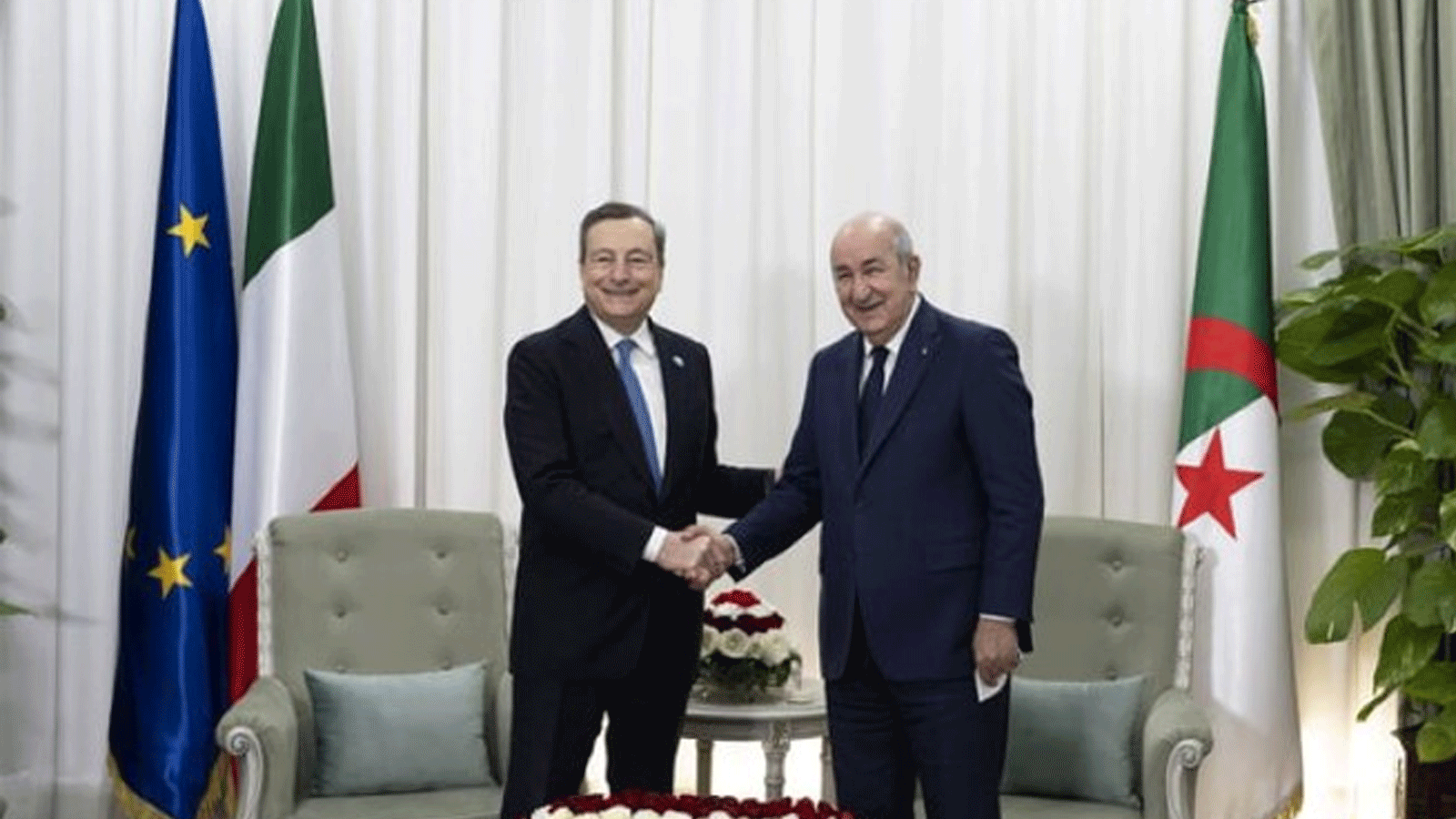 الرئيس الجزائري عبدالمجيد تبون مستقبلاً وزير خارجية إيطاليا ماريو دراغي