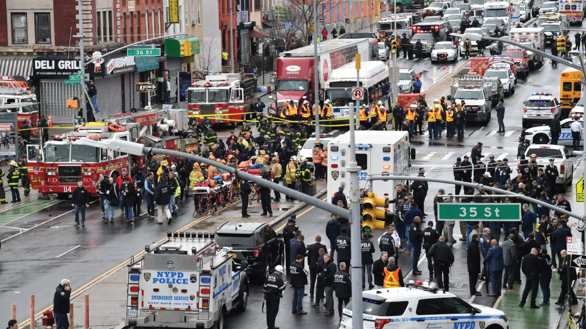 أثار إطلاق النار في الصباح الباكر في مترو أنفاق بروكلين رد فعل مكثف من الشرطة ، ولا يزال المشتبه فيه طليقًا