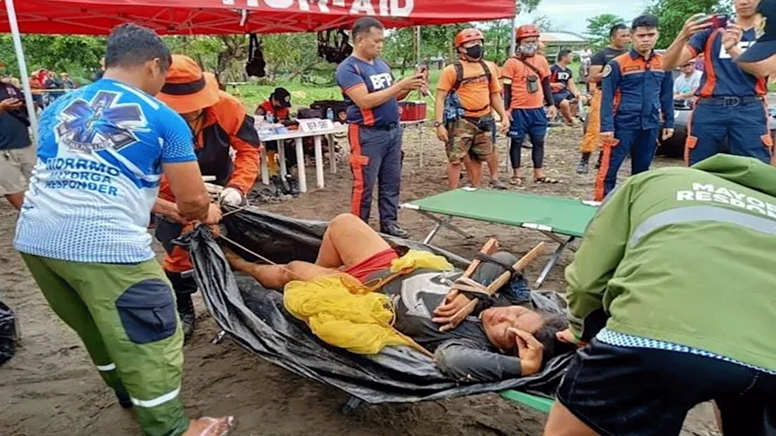  الجيش الفيلبيني يساعد في عمليات البحث والإنقاذ التي أعاقتها الأحوال الجوية السيئة
