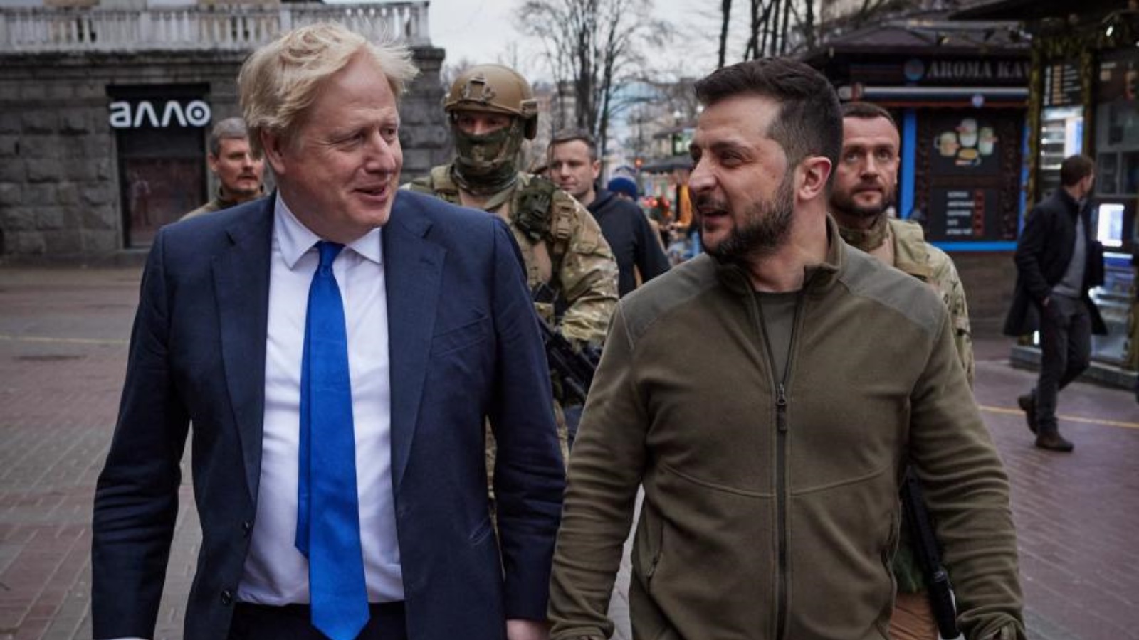 رئيس الوزراء البريطاني بوريس جونسون (يسار) والرئيس الأوكراني فولوديمير زيلينسكي يسيران في وسط كييف، في 9 أبريل 2022
