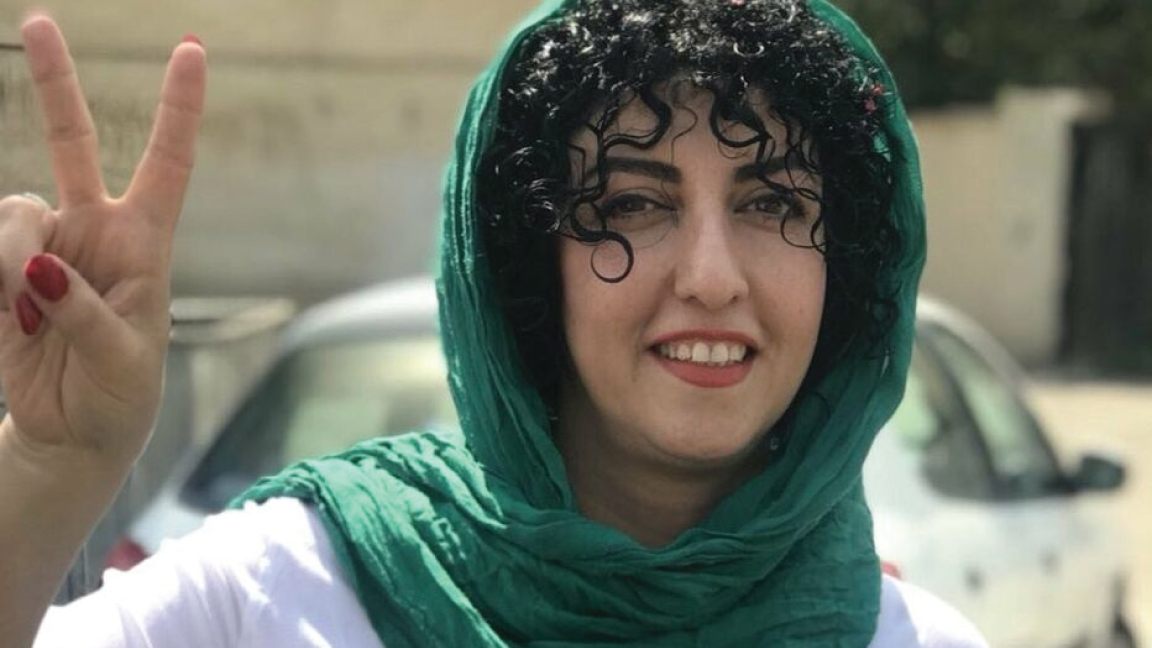 الناشطة الإيرانية نرجس محمدي في صورة نشرها مركز حقوق الإنسان في إيران