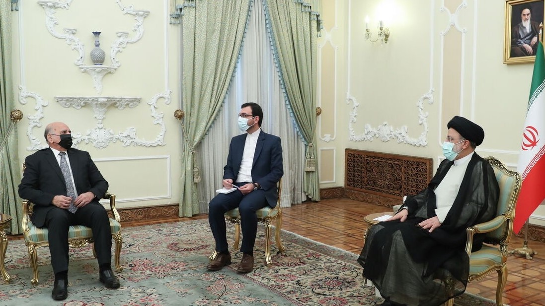 وزير الخارجية العراقي فؤاد حسين مجتمعا في طهران الخميس 14 ابريل 2022 مع الرئيس الايراني ابراهيم رئيسي