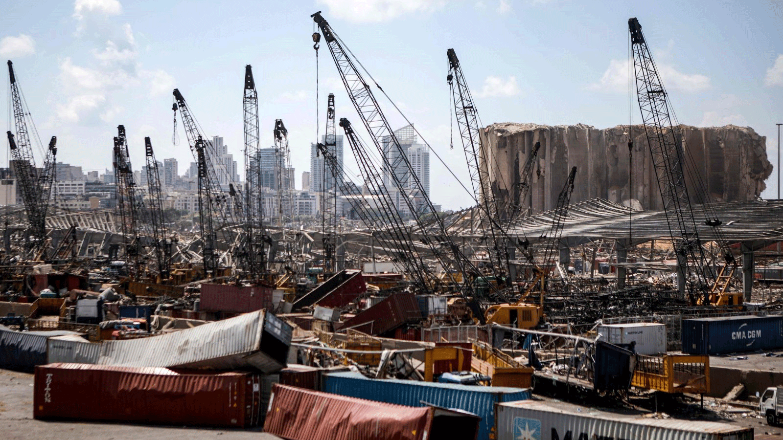 حاويات شحن مدمرة تحت رافعات على خلفية إهراءات الحبوب التي تضررت في انفجار مرفأ بيروت في العاصمة اللبنانية. 9 آب\ أغسطس 2020