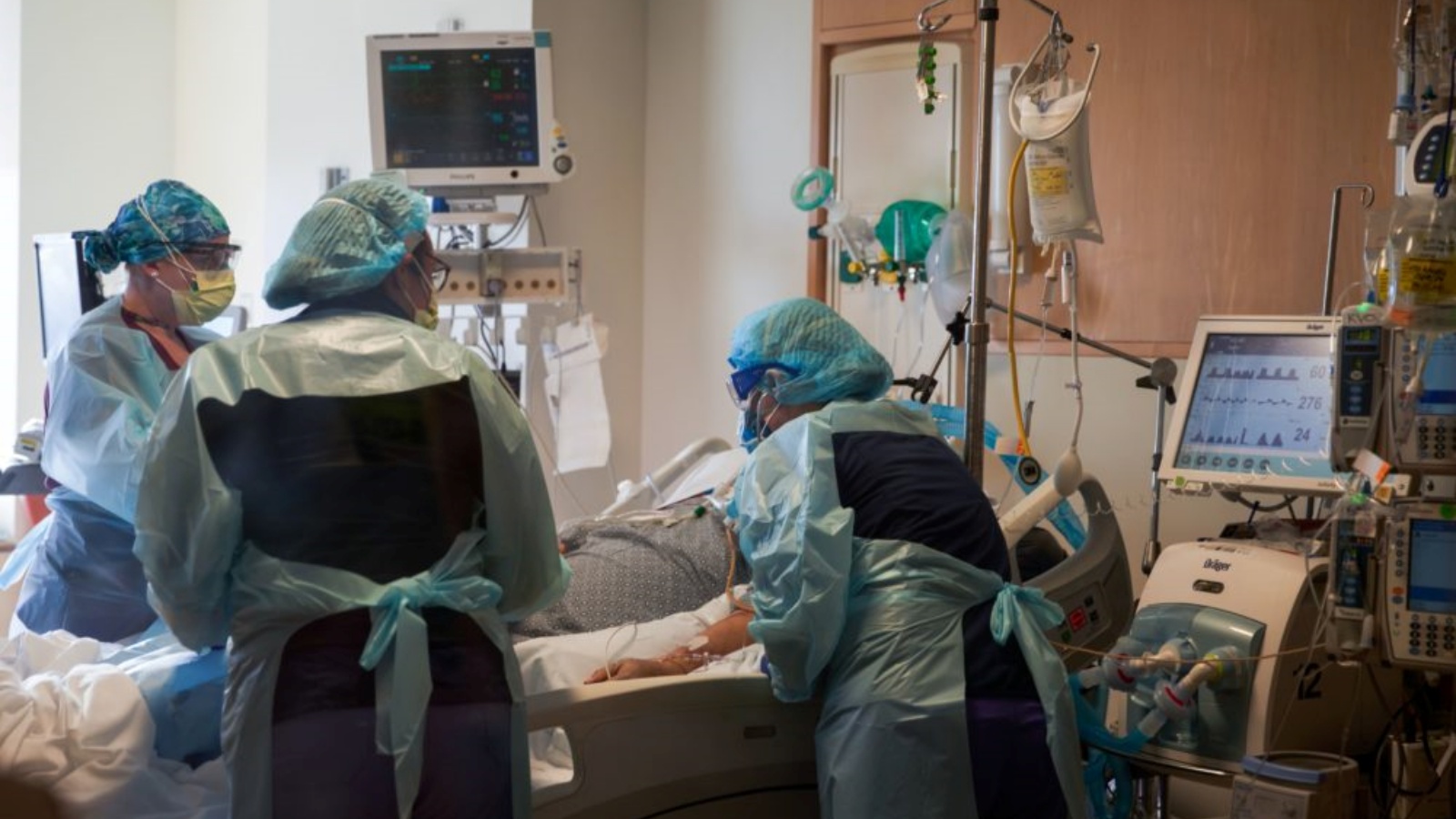 ممرضات يعتنين بمريض قلب مصاب بفيروس كورونا المستجد في مستشفى UMass Memorial في 4 ديسمبر 2020 في ورسستر، ماساتشوستس