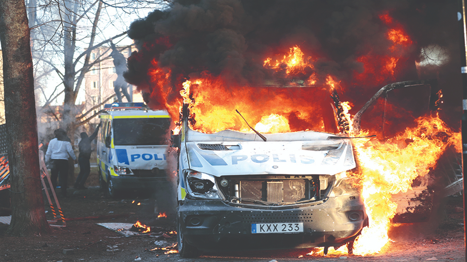  النيران تشتعل في شاحنات الشرطة خلال احتجاج مضاد في حديقة سفياباركين في أوريبرو ، جنوب وسط السويد، حيث حصل الحزب اليميني المتطرف الدنماركي سترام كورس على إذن لعقد اجتماع مربع يوم الجمعة العظيمة.
