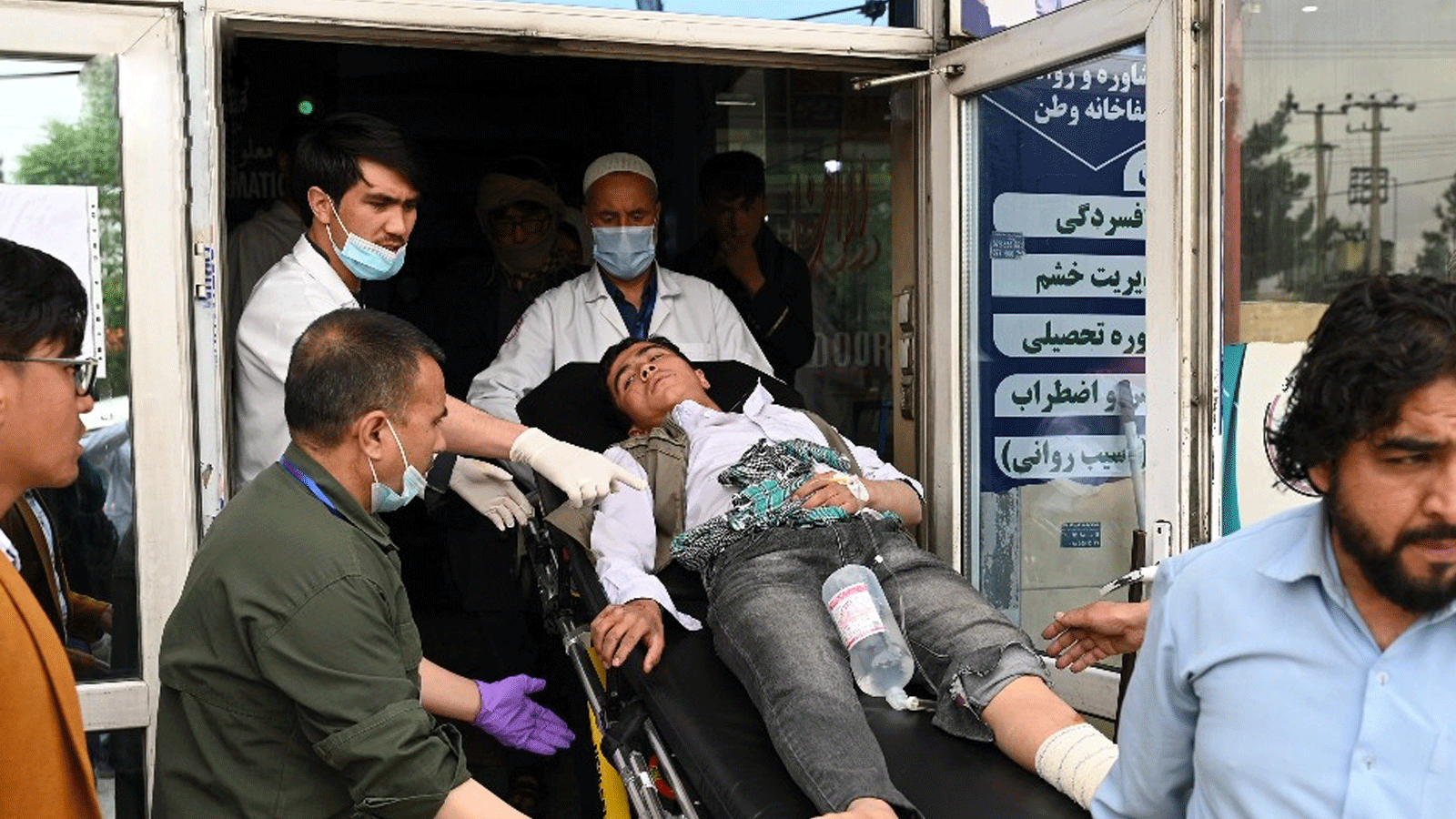 الاسعاف تنقل تلميذا من المصابين في الانفجار