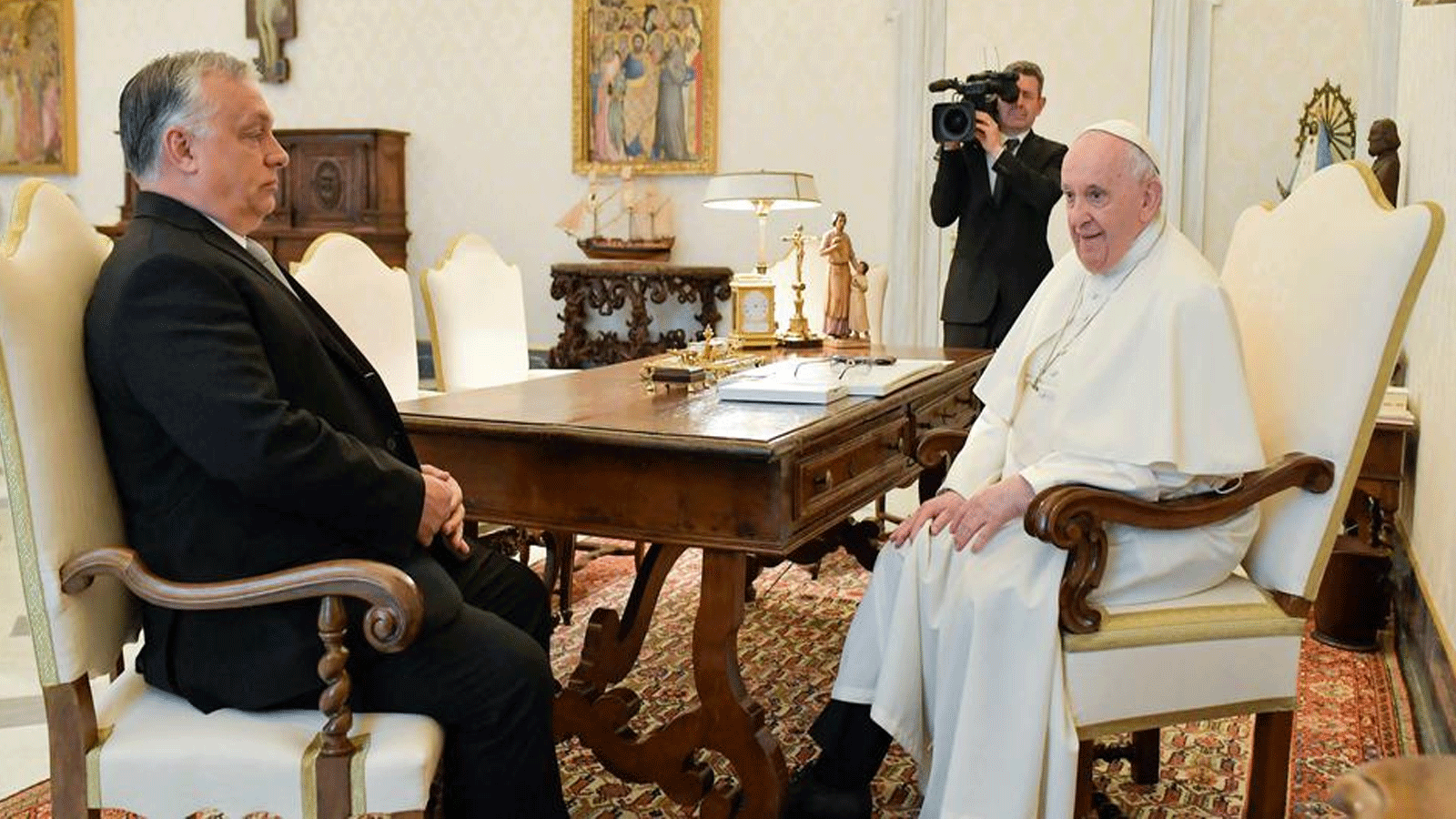 البابا فرنسيس مستقبلاً الرئيس المجري فيكتور أوربان
