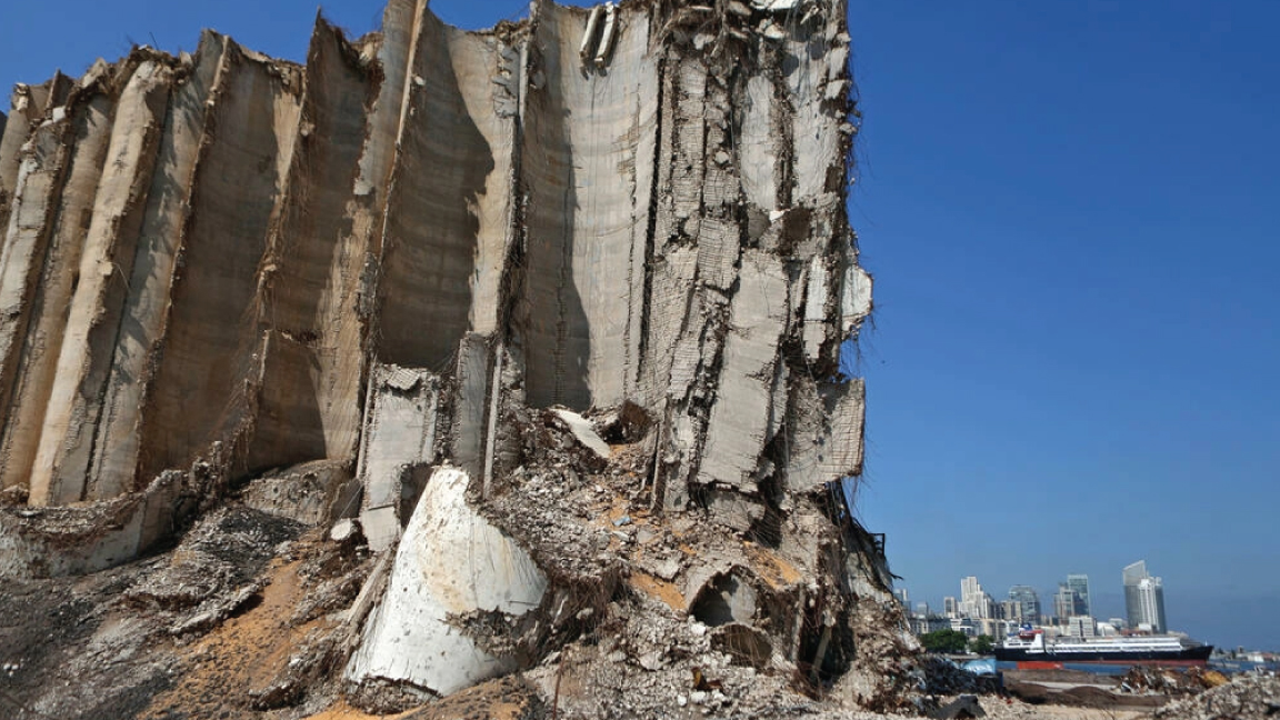منظر جزئي يظهر صوامع الحبوب المتضررة في ميناء العاصمة اللبنانية بيروت في 13 يونيو 2021