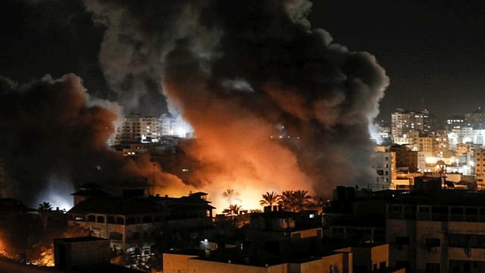 حريق ودخان حول المباني في مدينة غزة خلال الغارات الإسرائيلية(أرشيفية)