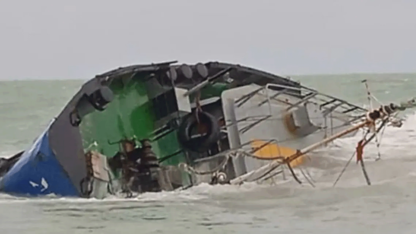 أصدر طاقم السفينة Xelo نداء استغاثة ولجأ إلى المياه التونسية من سوء الأحوال الجوية قبل غرق السفينة