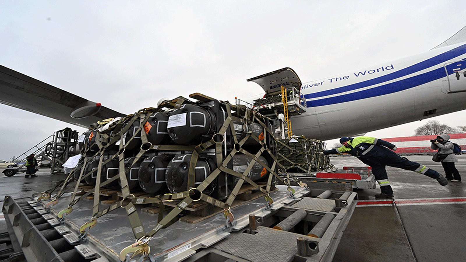 موظفون في مطار كييف يوم 11 فبراير / شباط يفرغون طائرة بوينج 747-412 مع FGM-148 Javelin 