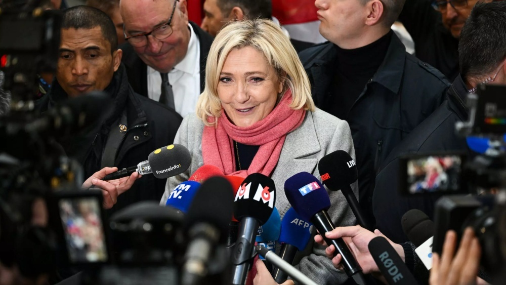 المرشّحة اليمينية المتطرفة إلى الدورة الثانية من الانتخابات الرئاسية الفرنسية مارين لوبن
