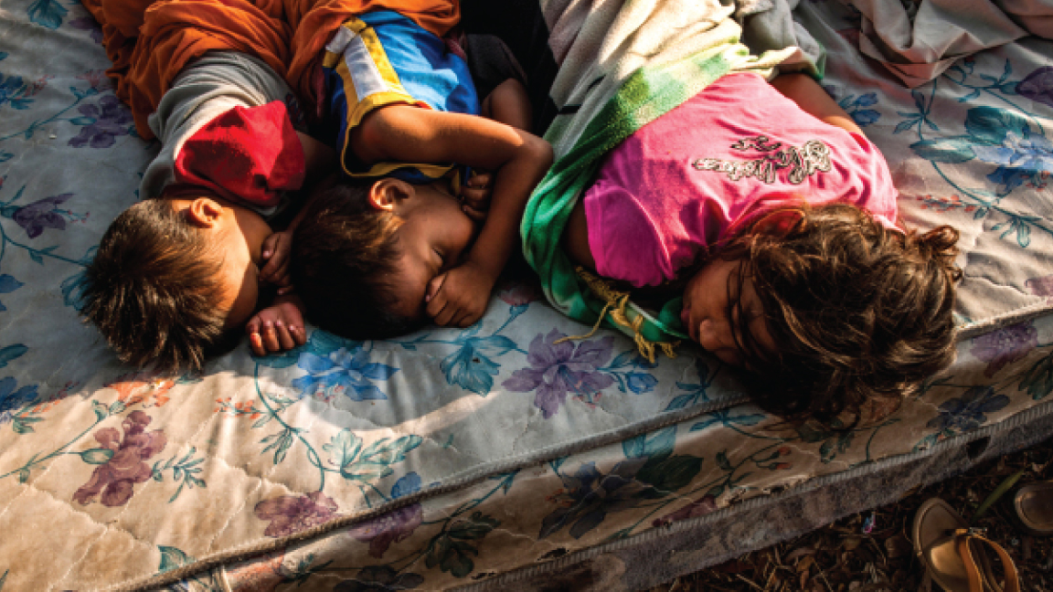 أطفال ينامون في العراء في 21 أبريل 2022 بعدما هدم الزلزال منزلهم على الساحل في نيكاراغوا