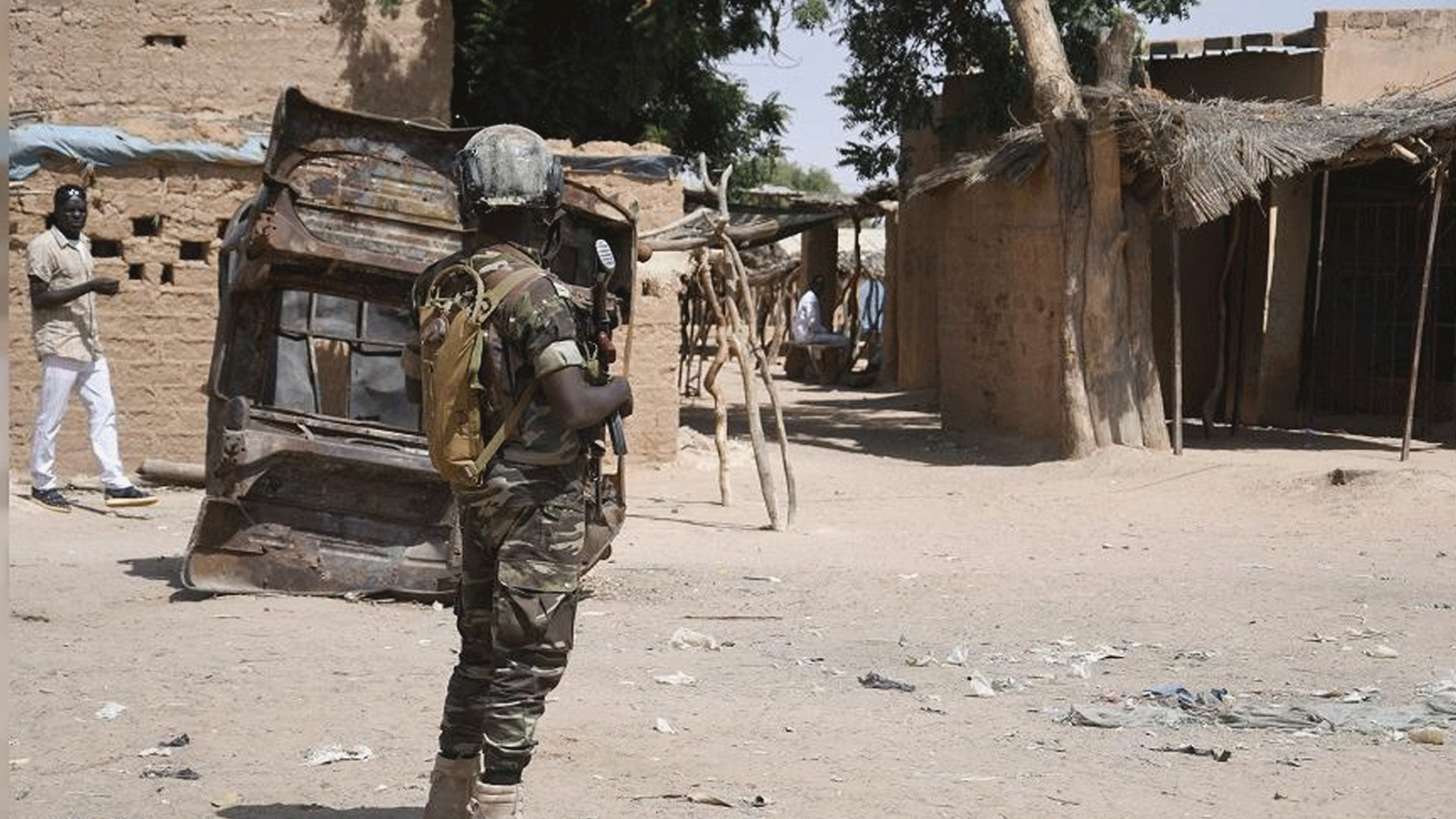 جندي نيجيري يقف في حراسة شارع بالقرب من سوق في بانيبانغو، وهي بلدة في غرب النيجير