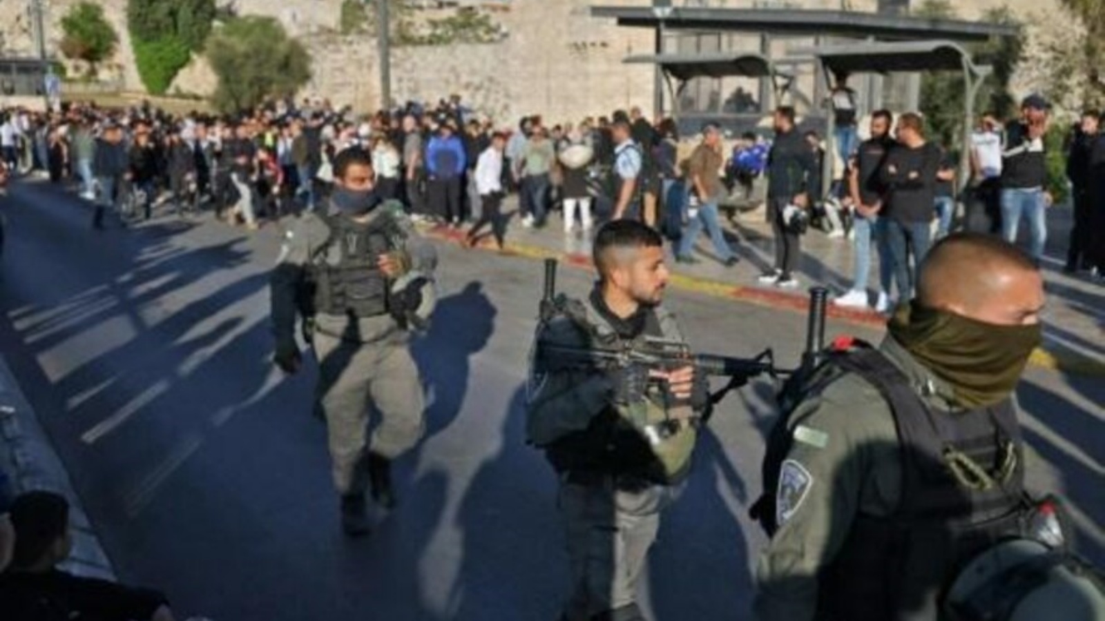 قوات الأمن الإسرائيلية تفصل بين فلسطينيين أمام باب العامود في البلدة القديمة بالقدس أثناء تجمعهم خلال مسير متظاهرين إسرائيليين باتجاه ساحة تزاهال في 20 أبريل 2022 خلال 