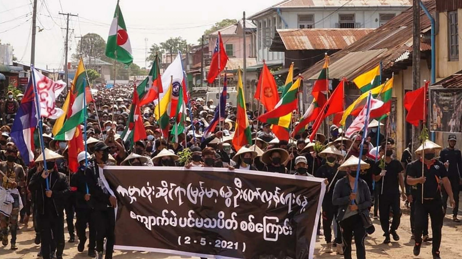 متظاهرون يحتجون على الانقلاب في بورما في 2 مايو 2021 في كياوكمي