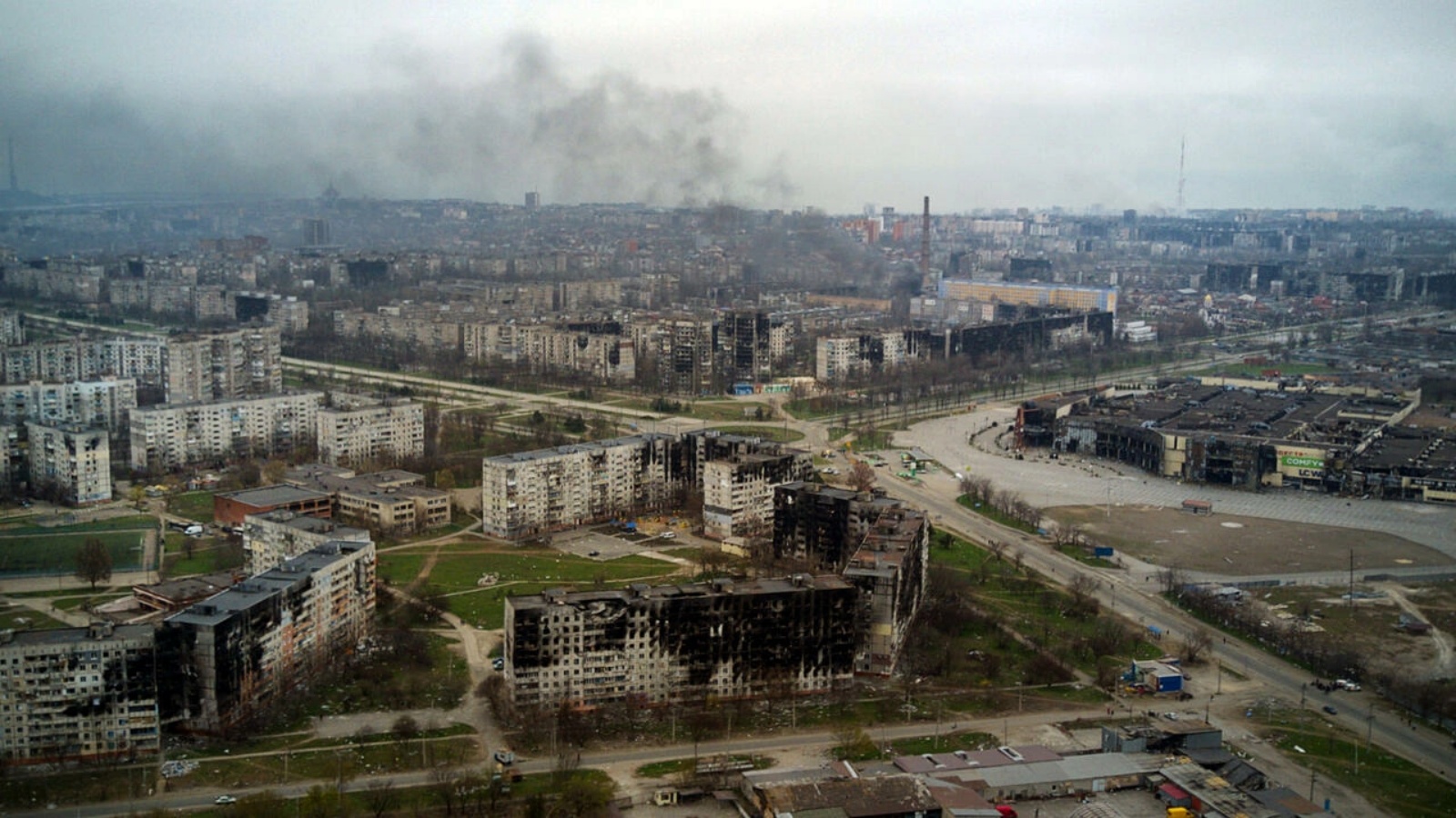 لقطة من الجو لمدينة ماريوبول المرفأ الاستراتيجية الأوكراني الذي يتعرض لقصف القوات الروسية في 12 أبريل 2022