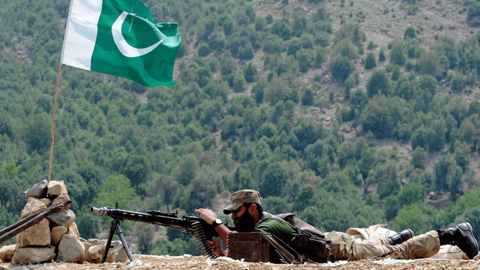 جندي باكستاني يتخذ موقعه في جبل ماناتو في الجزء الأوسط من وكالة كورام، الحزام القبلي الباكستاني المتاخم لأفغانستان، خلال عملية ضد المسلحين. 10 تموز\يوليو 2011