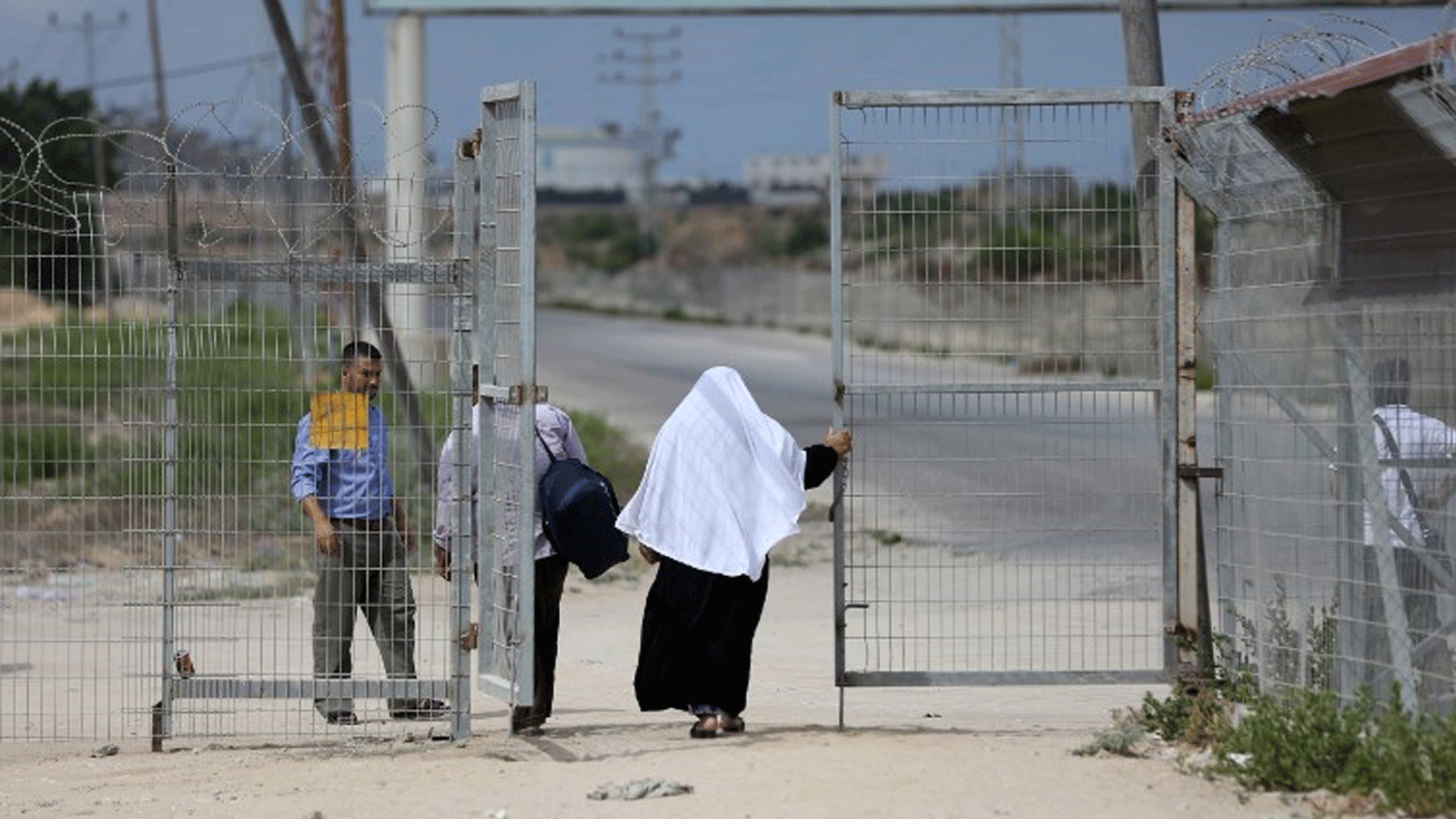 فلسطينيون يعبرون عند معبر إيريز مع إسرائيل بالقرب من بيت حانون في شمال قطاع غزة، 27 آب\ أغسطس 2018.