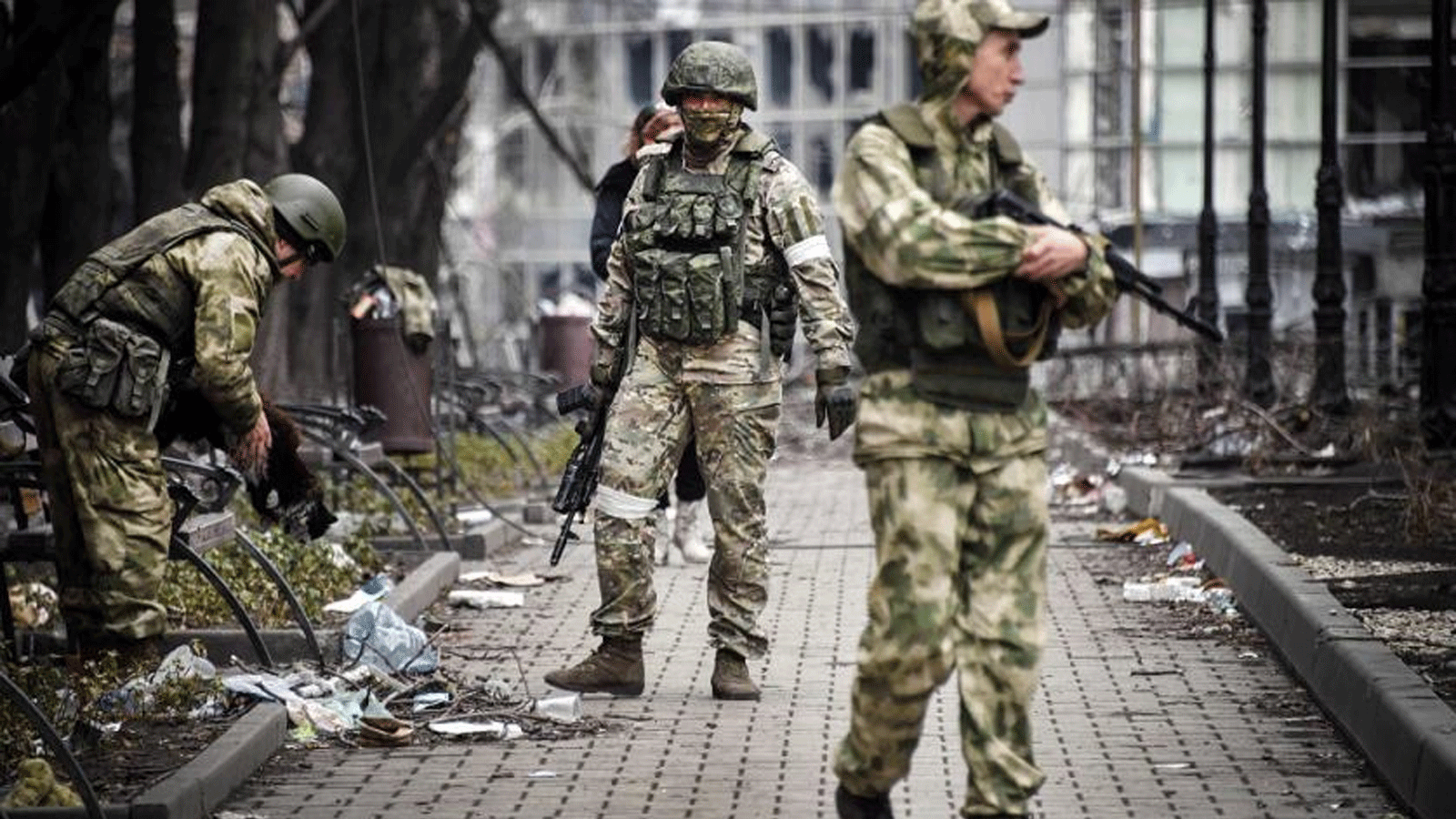 جنود روس يسيرون في أحد شوارع ماريوبول في 12 نيسان\ أبريل 2022