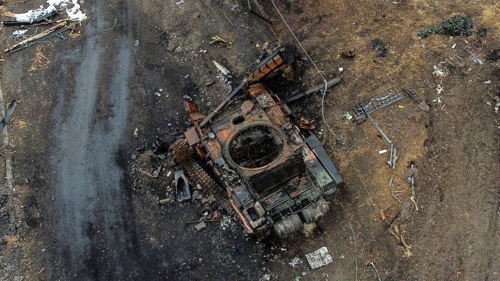 دبابة روسية مدمرة في 30 مارس 2022 في قرية لوكيانيفكا الأوكرانية