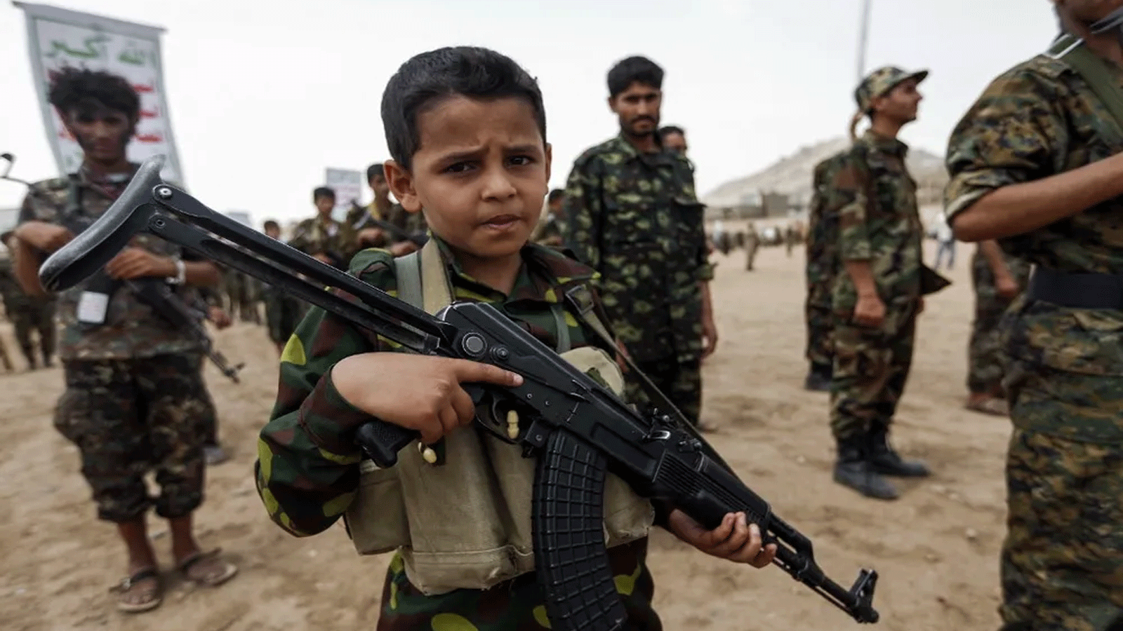 طفلٌ يمني يقف حاملاً بندقية كلاشنيكوف خلال تجمع لمقاتلين حوثيين جدد في صنعاء، اليمن، في 16 يوليو / تموز 2017.