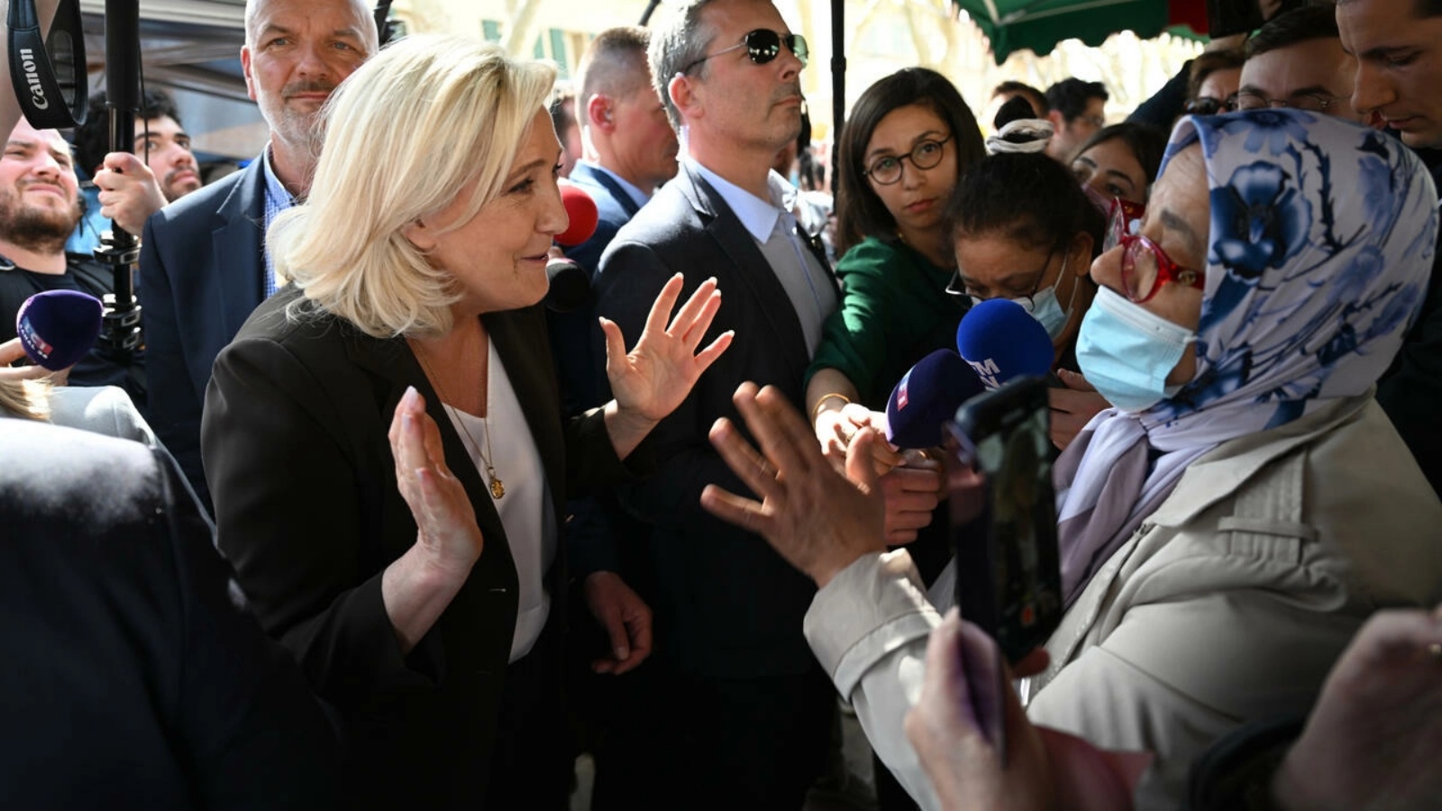 مرشحة اليمين المتطرف مارين لوبن في حوار مع امرأة مسلمة محجبة