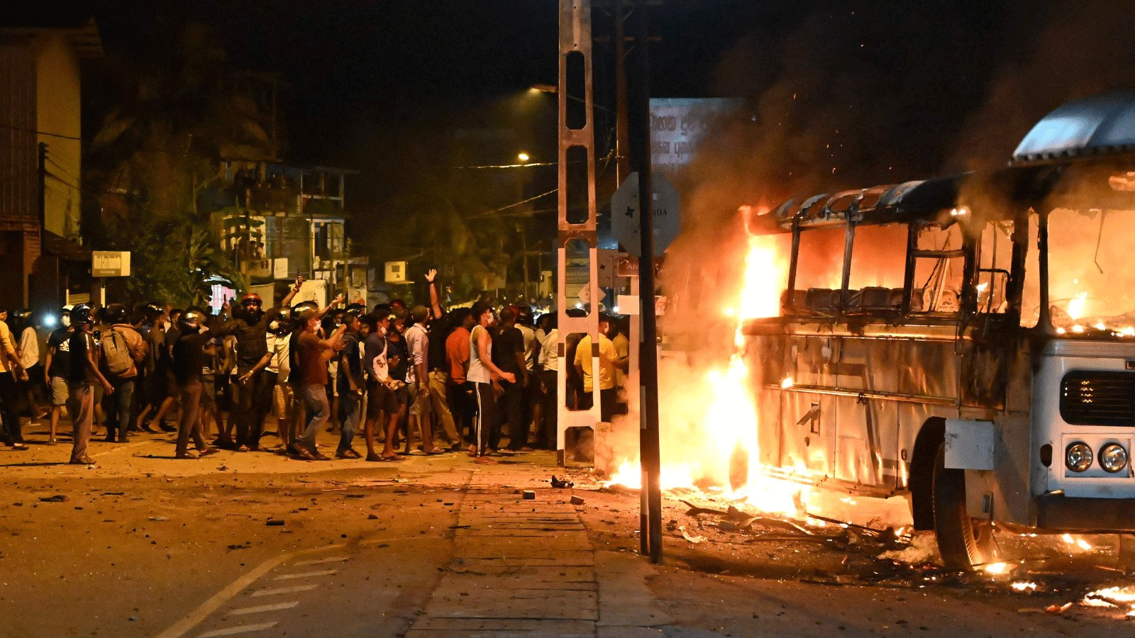 متظاهرون خارج منزل الرئيس السريلانكي مطالبين بتنحيه مع تفاقم الأزمة الاقتصادية غير المسبوقة في البلاد في كولومبو. في 31 آذار\مارس 2022.