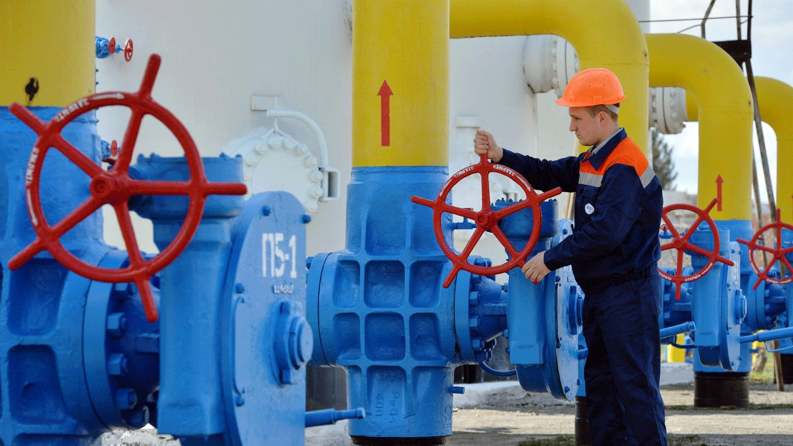 موظف يدير صمام منشأة غاز خلال تمرين تدريبي للتعامل مع حالات الطوارئ في محطة ضخ الغاز على خط أنابيب الغاز في بلدة بوياركا الصغيرة في منطقة كييف، أوكرانيا، 22 نيسان\أبريل، 2015 