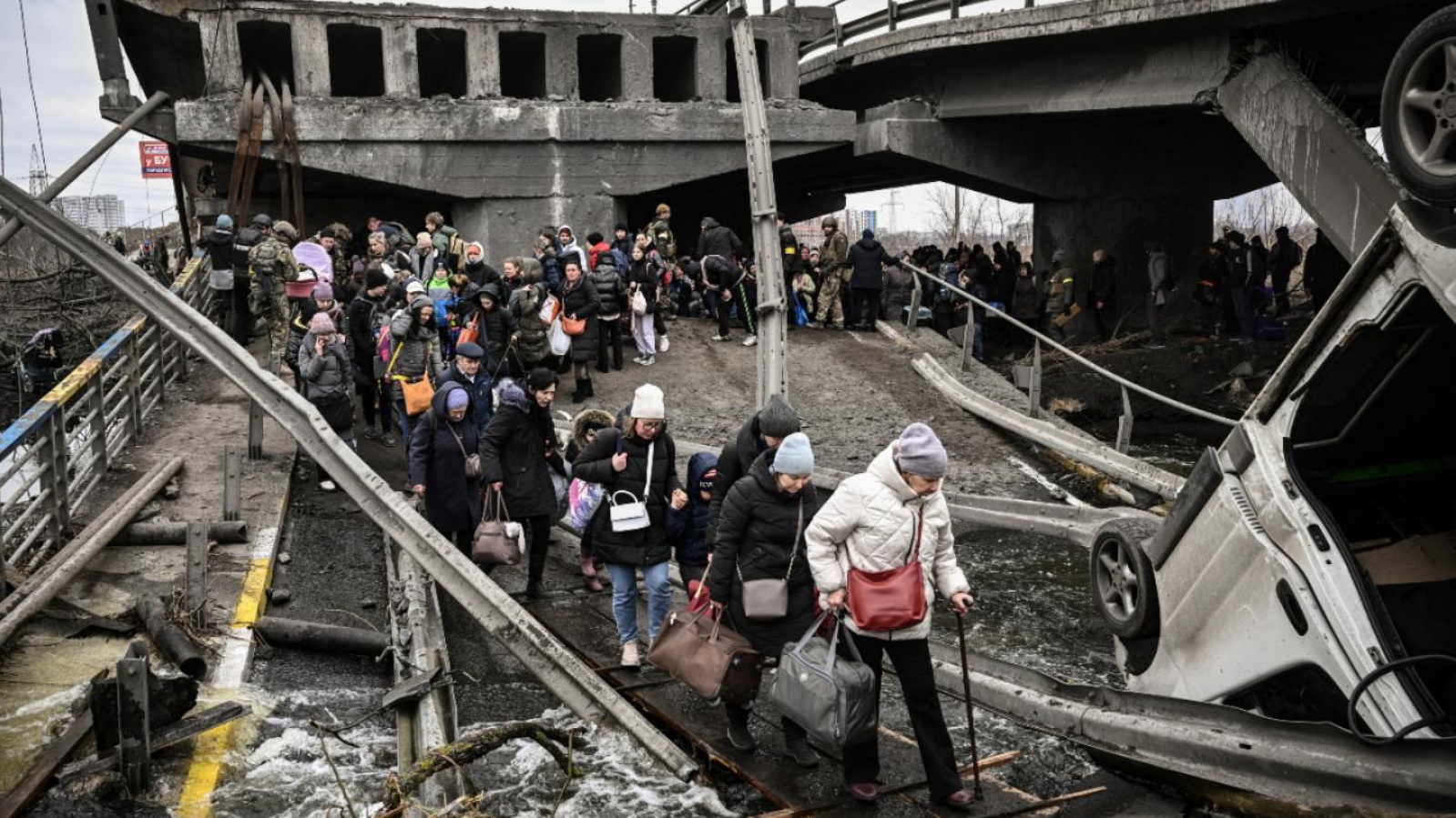 إجلاء المدنيين الأوكرانيين عبر ممرات إنسانية