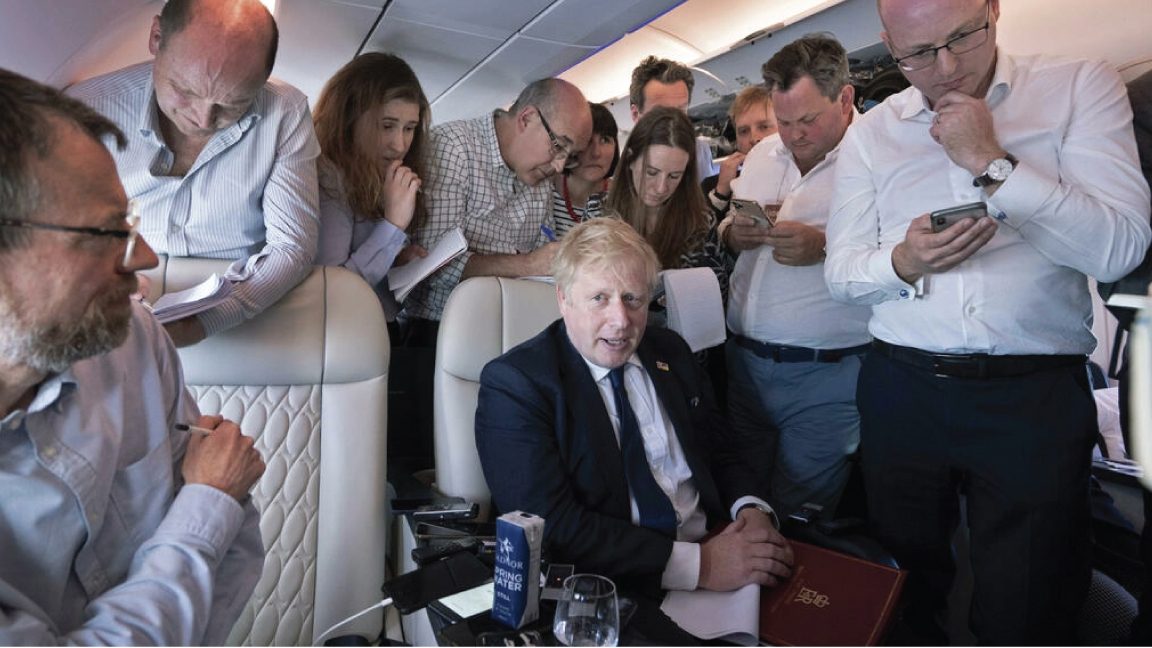 رئيس الوزراء البريطاني بوريس جونسون على متن الطائرة التي أقلته إلى الهند في 20 ابريل 2022