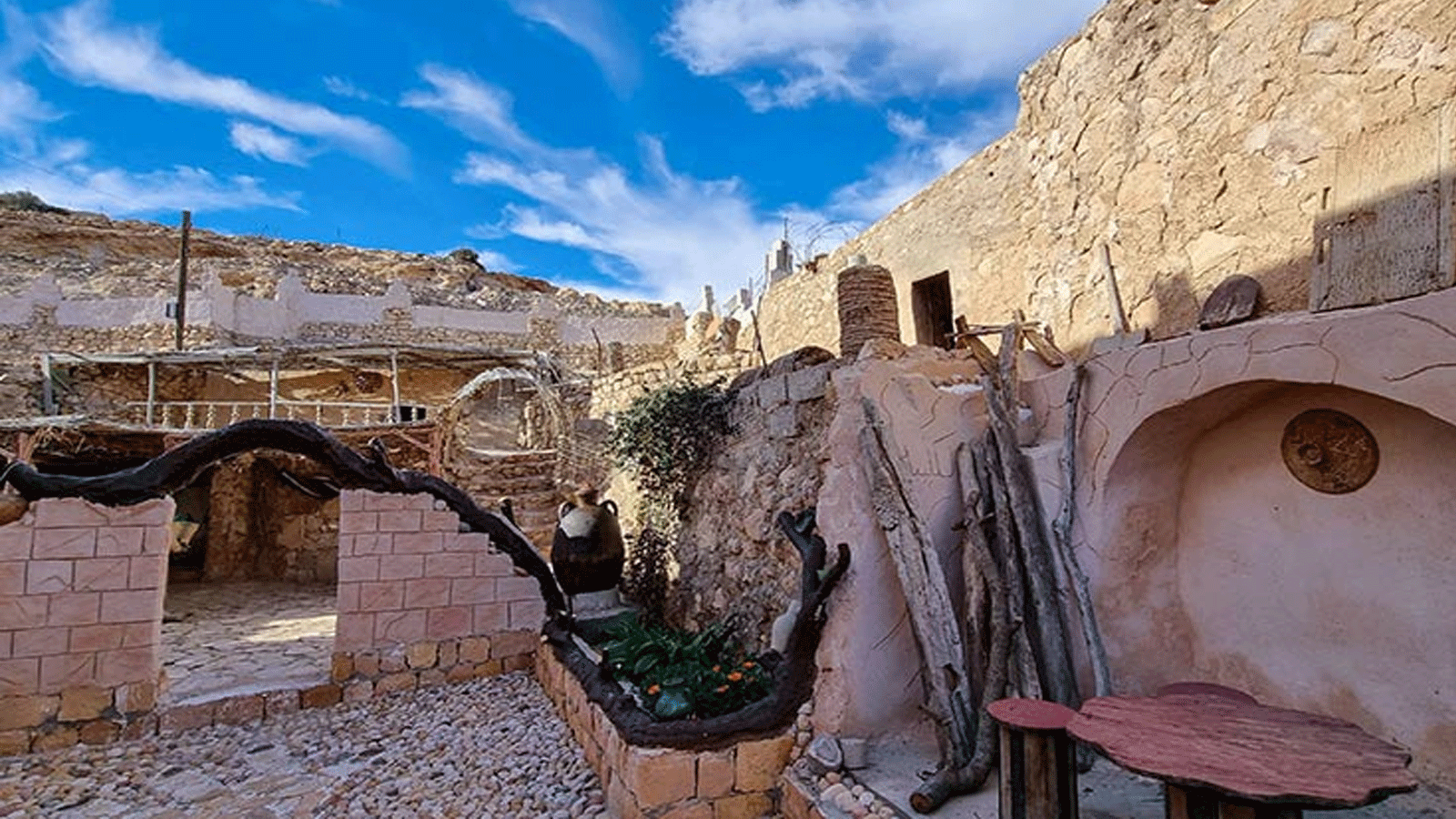 منظرٌ لساحة خارجية لـ "داموس"، مسكن منحوت في جبال نفوسة