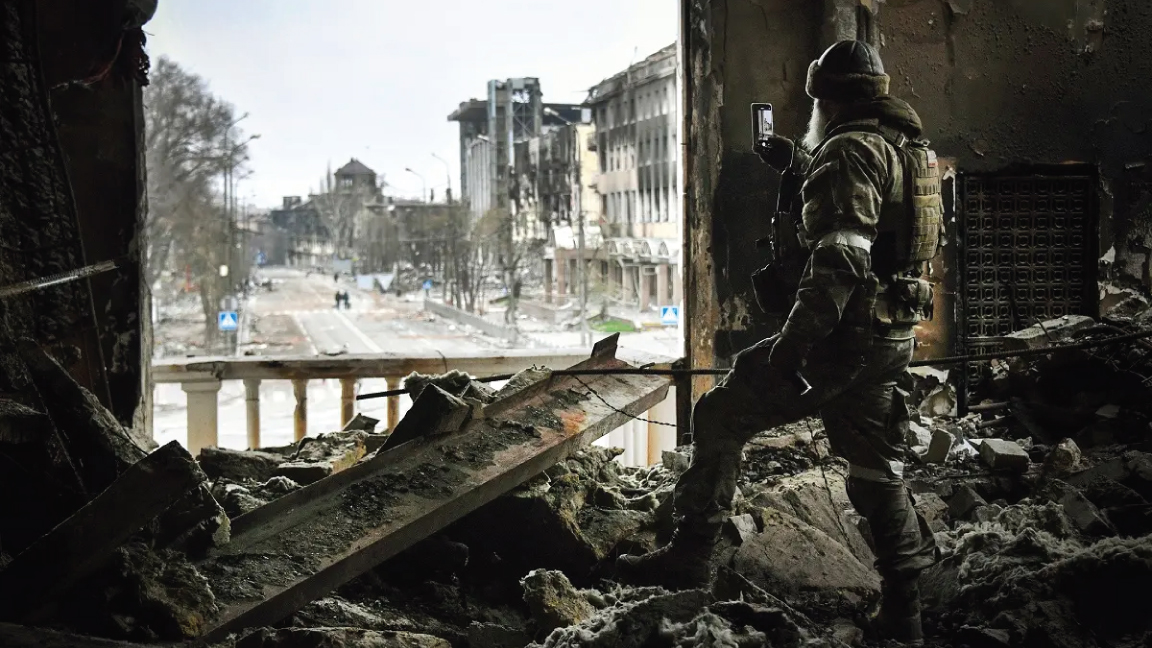 جندي روسي يقوم بدورية في مسرح ماريوبول الدرامي (قصف في 16 مارس الماضي) في 12 أبريل 2022