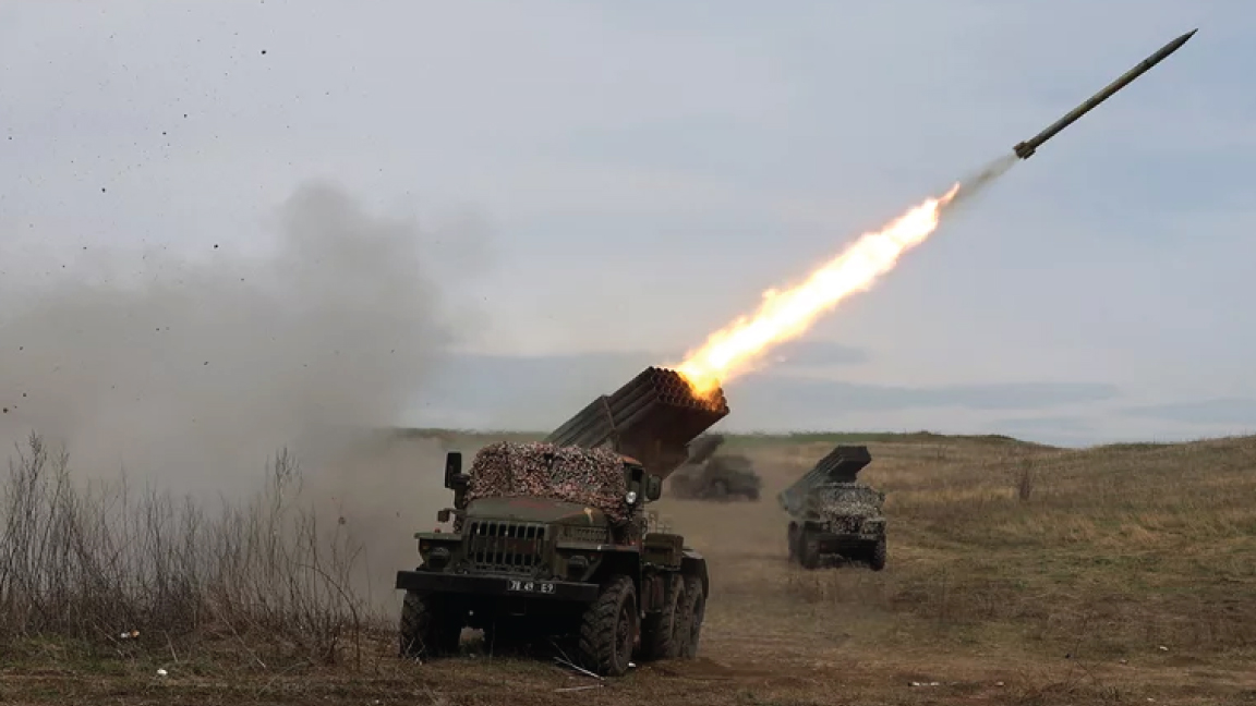 أطلقت قاذفة صواريخ متعددة الأوكرانية قذائف باتجاه القوات الروسية ، بالقرب من لوغانسك ، في منطقة دونباس ، يوم الأحد. يقول الروس إن قواتهم تتركز في الجزء الشرقي من أوكرانيا ، ومن المتوقع اندلاع قتال عنيف في المنطقة