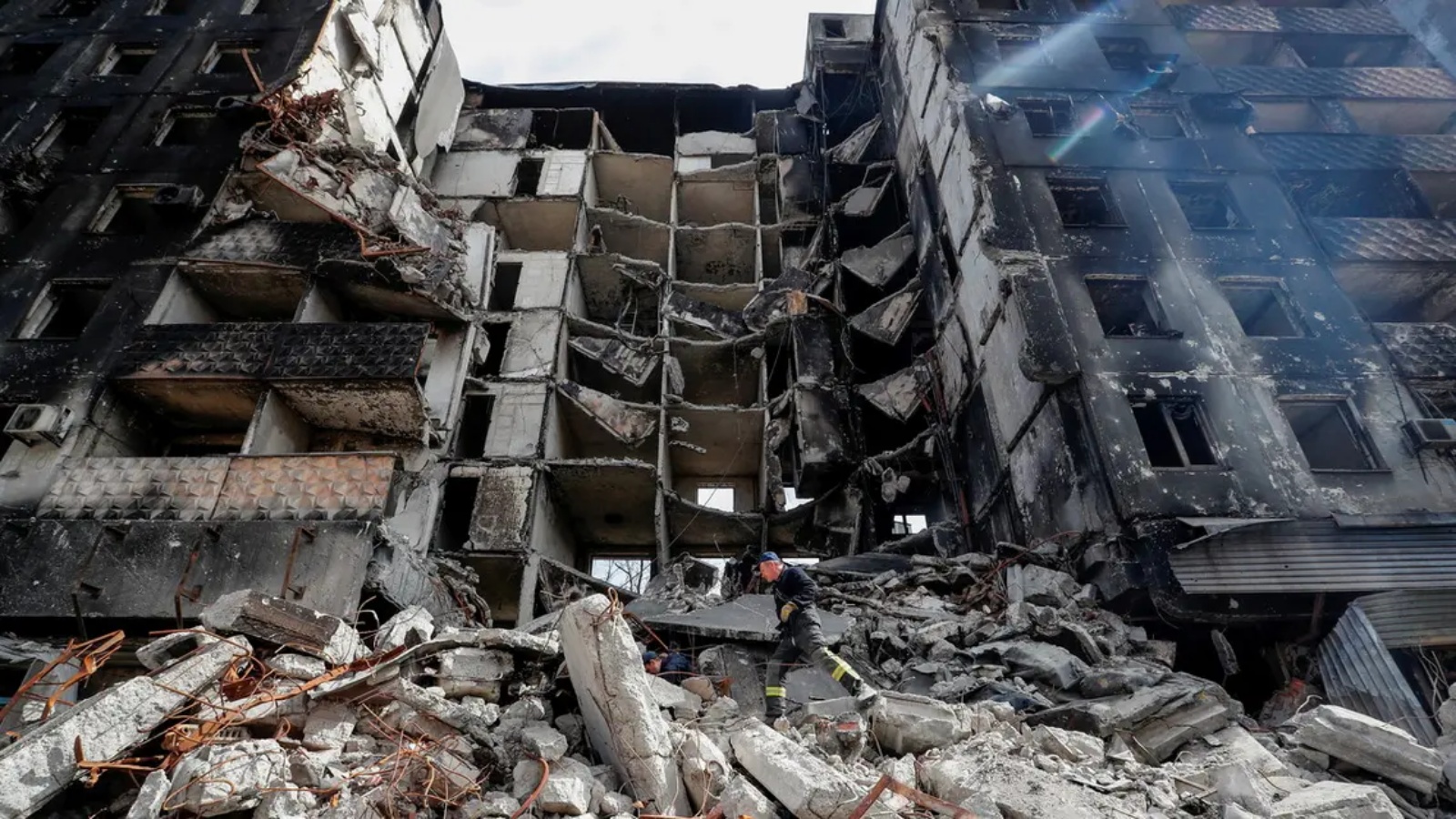 عمال الطوارئ يزيلون حطام مبنى دمر خلال الصراع الأوكراني الروسي، في مدينة ماريوبول الساحلية الجنوبية، أوكرانيا، 10 أبريل 2022.