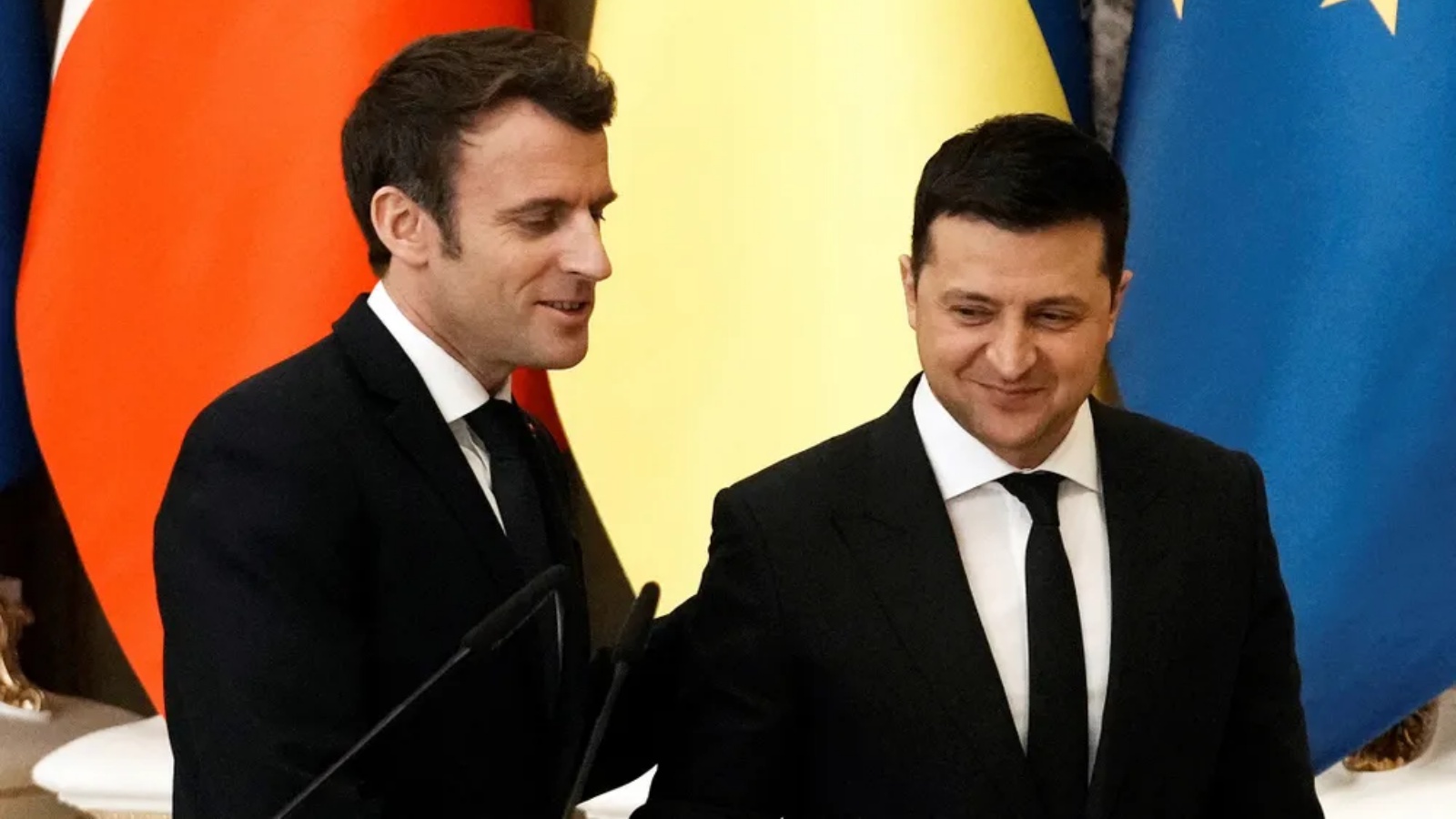 الرئيسان الأوكراني والفرنسي فولوديمير زيلينسكي وإيمانويل ماكرون بعد مؤتمر صحفي مشترك عقب اجتماعهما في كييف في 8 فبراير 2022
