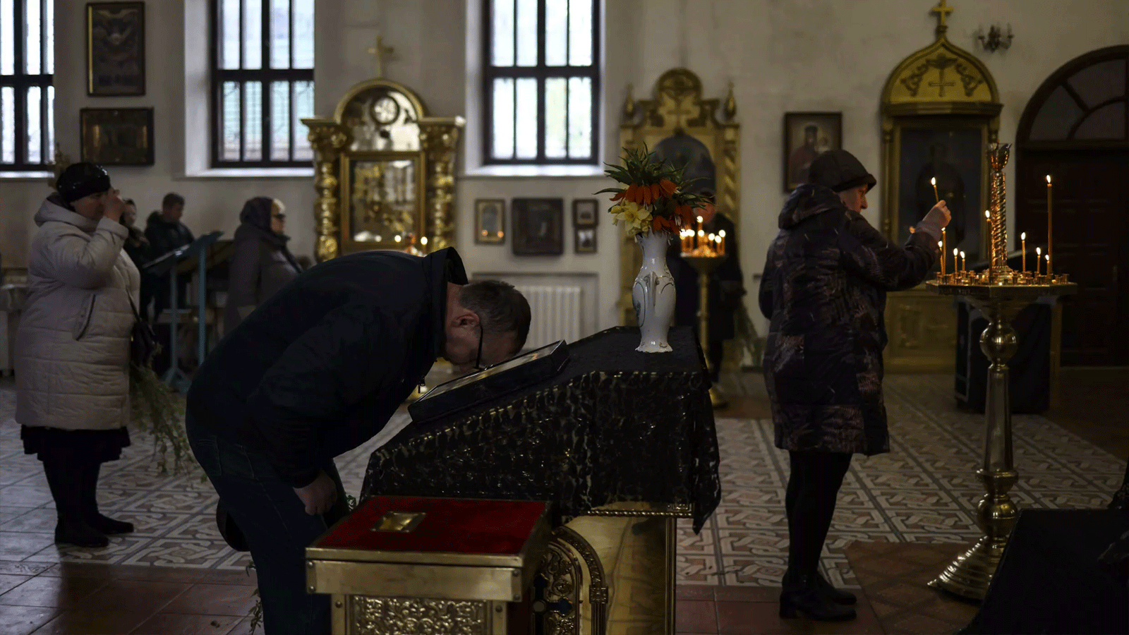 أوكرانيون يحتفلون بأحد الشعانين في كنيسة Svyato-Pokrovsky الأرثوذكسية التي احتل حوالي 40 شخصًا المقاعد الخالية فيها إلى حدٍ كبير