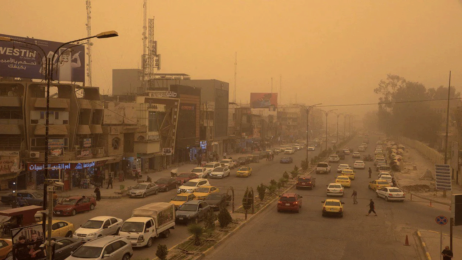 السيارات تنطلق وسط عاصفة رملية في العراق