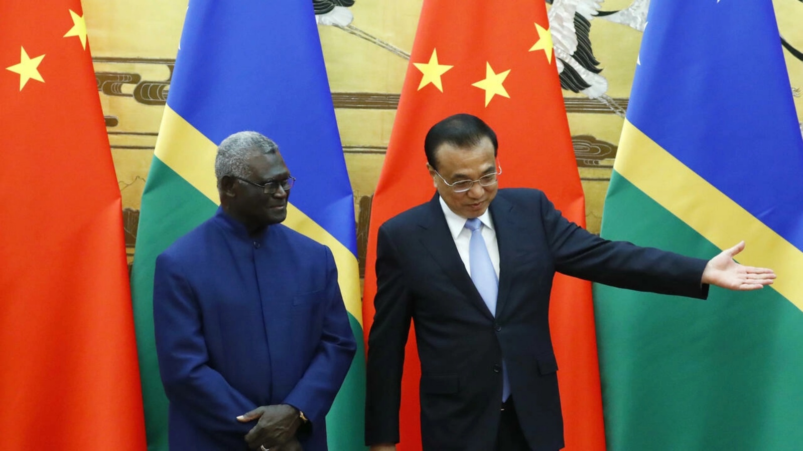 رئيس وزراء جزر سليمان ماناسيه سوغافاري (يسار) دافع عن الاتفاقية الأمنية مع الصين على الرغم من مخاوف الحكومات الغربية