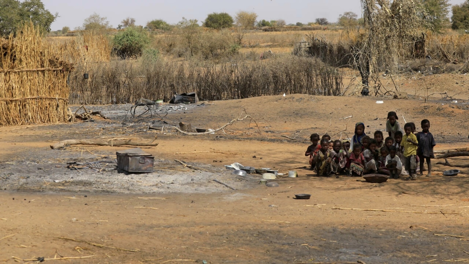 أطفال سودانيون يتجمعون حول بعضهم البعض في أعقاب أعمال عنف في قرية الطويل سعدون على بعد 85 كلم جنوب نيالا عاصمة جنوب دارفور، في 2 فبراير 2021 