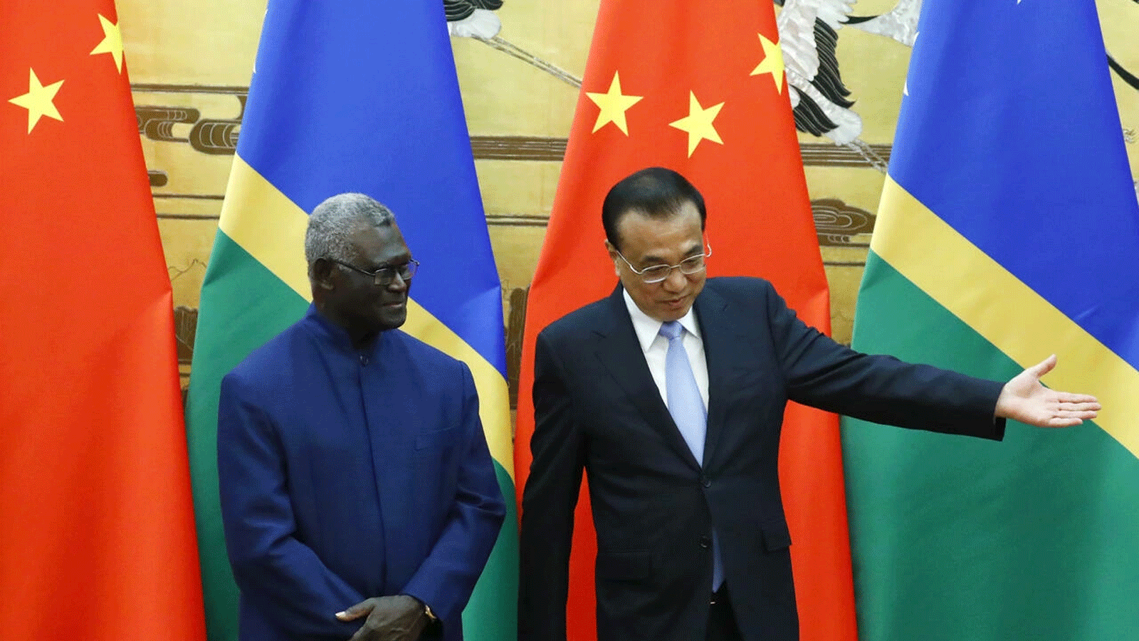 رئيس وزراء جزر سليمان ماناسيه سوغافاري (يسار) يدافع عن الاتفاقية الأمنية مع الصين على الرغم من مخاوف الحكومات الغربية