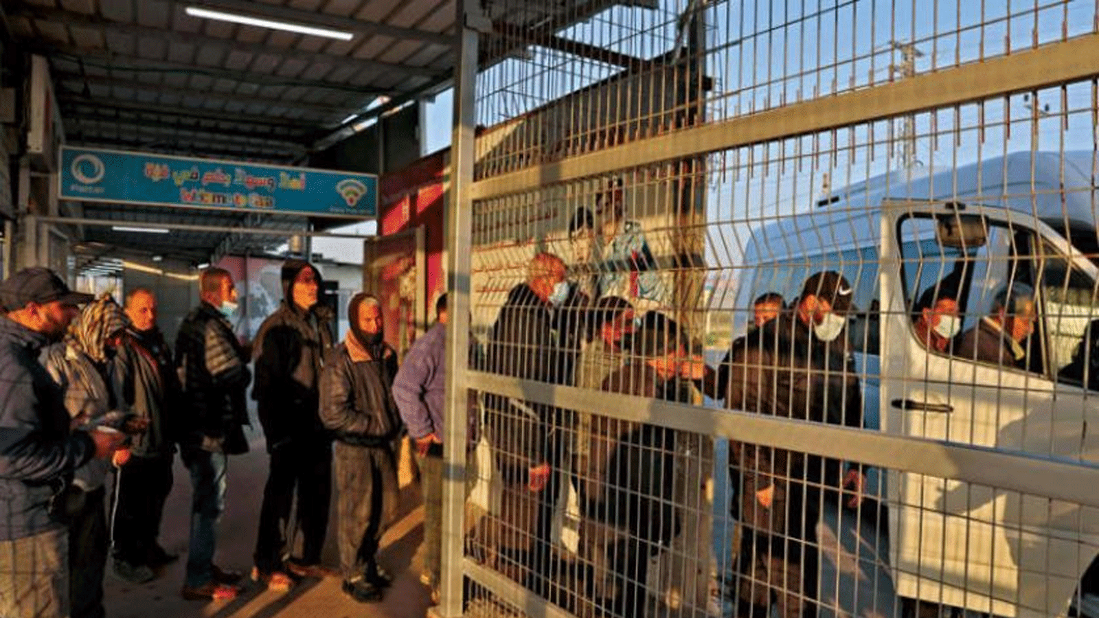 عمال فلسطينيون من غزة يعبرون معبر بيت حانون (إيرز) الحدودي للعمل في إسرائيل