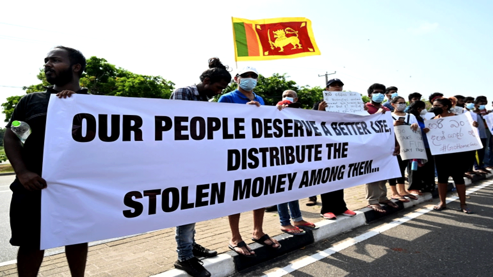 متظاهرون يحملون لافتات خلال مظاهرة ضد ارتفاع الأسعار ونقص الوقود والسلع الأساسية الأخرى، في كولومبو