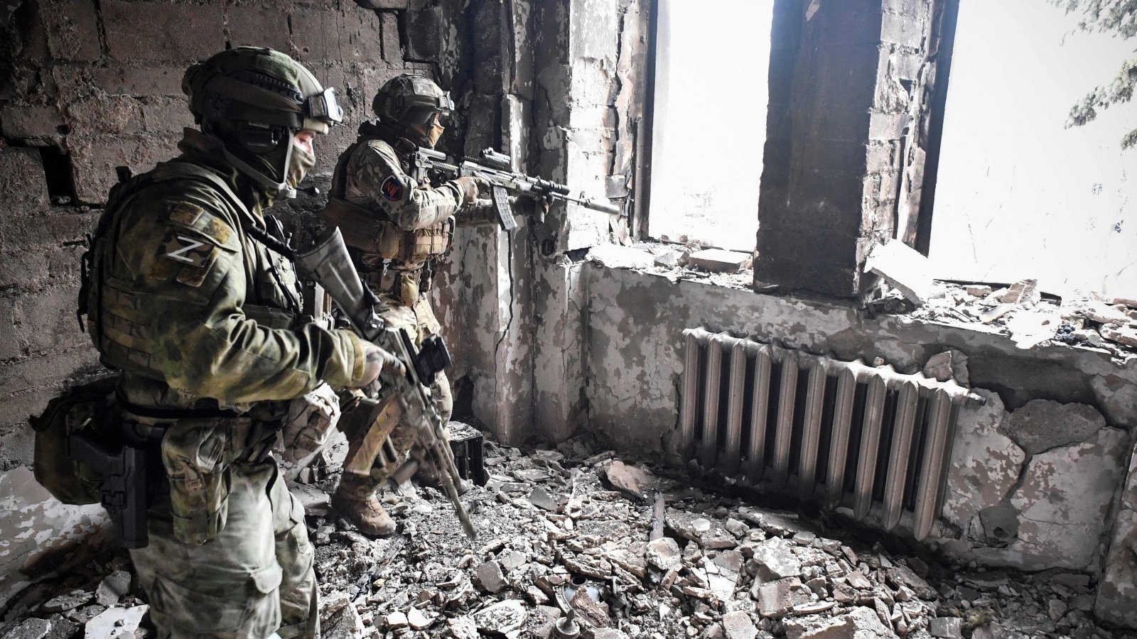 دورية لجنديين روسيين في مسرح ماريوبول الدرامي الذي قُصف في 16 مارس الماضي، ماريوبول، أوكرانيا، 12 أبريل 2022.