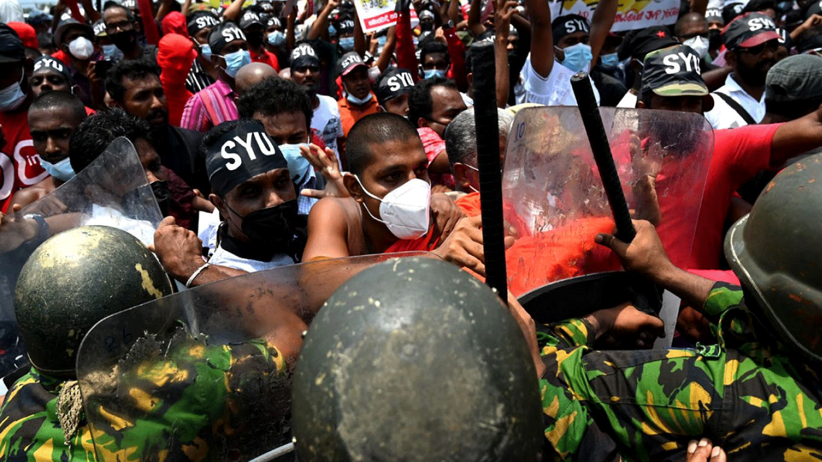  ضباط قوة المهام الخاصة التابعة للشرطة يحاولون إيقاف المتظاهرين خلال احتجاج على ارتفاع تكاليف المعيشة، خارج مكتب الرئيس جوتابايا راجاباكسا على الواجهة البحرية في كولومبو في 18 آذار\مارس 2022