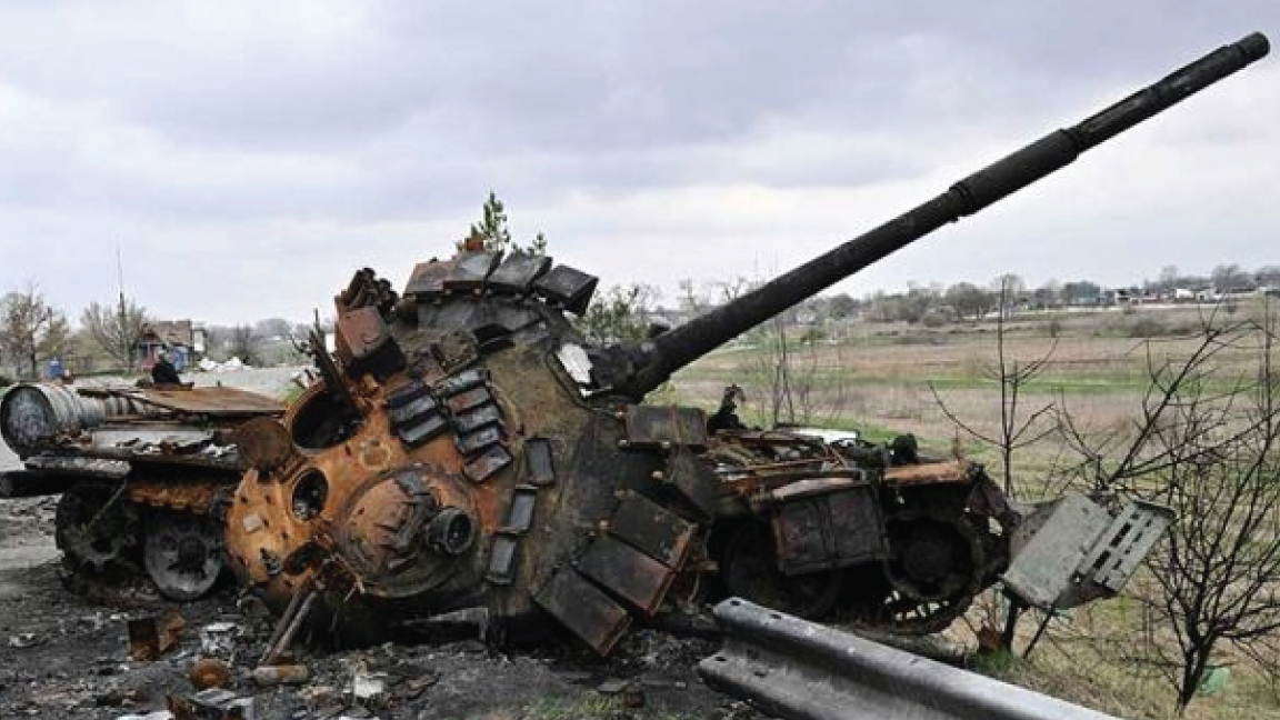 دبابة روسية محترقة في روزانيف بضاحية كييف في 16 أبريل 2022