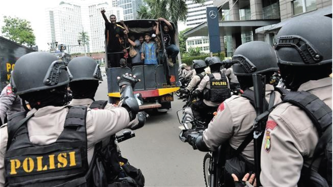 صورة من الأرشيف للشرطة الأندونيسية تواكب محكومين إلى السجن