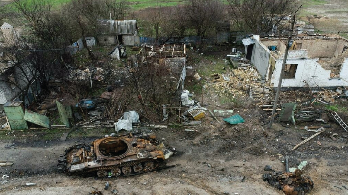 حطام دبابة بالقرب من قرية زاليسيا الأوكرانية شمال شر العاصمة كييف في 19 ابريل 2022